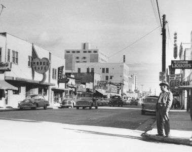 https://commons.wikimedia.org/wiki/File:Downtown_street_in_Fairbanks_1955_Meyer.jpg
